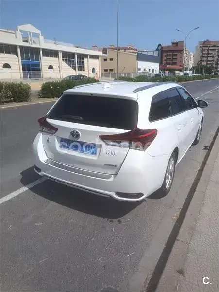 Usado Toyota Auris Hybrid Active 136 CV (100 kW) 2017 Blanco Familiar
