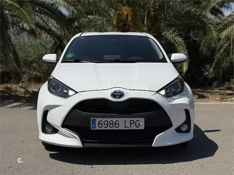 Usado Toyota Yaris Hybrid Plus 116 CV (85 kW) 2021 Blanco Berlina