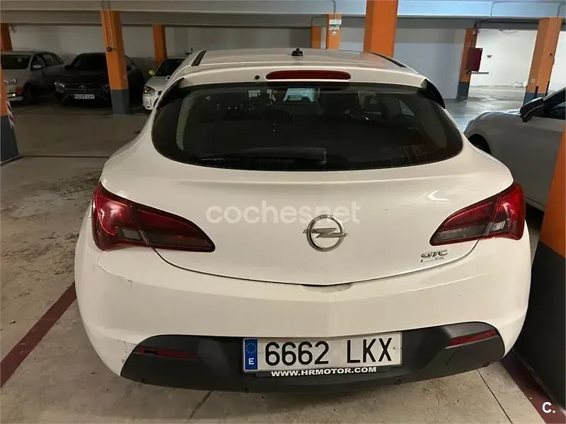 Usado Opel Astra GTC Selective 140 CV (102 kW) 2012 Blanco Berlina