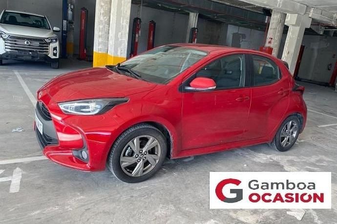 Usado Toyota Yaris Hybrid Active 116 CV (85 kW) 2025 Rojo Utilitario