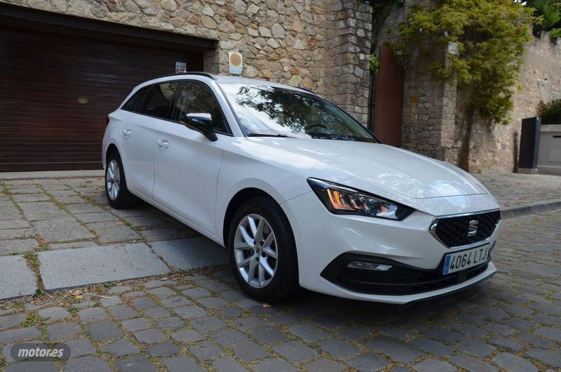 Blanco Usado 2021 Seat Leon Reference Familiar | 10.450 € - Imagen 1/4