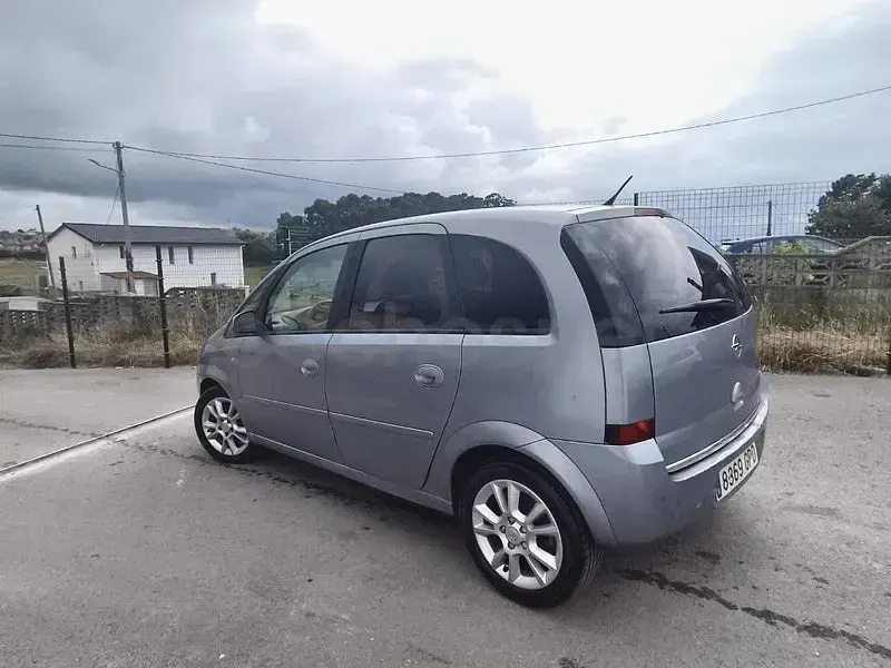 Usado Opel Meriva Cosmo 100 CV (73 kW) 2009 Gris / plata Monovolumen