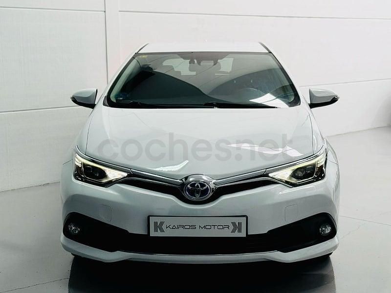Usado Toyota Auris Hybrid Active 136 CV (100 kW) 2015 Blanco Berlina