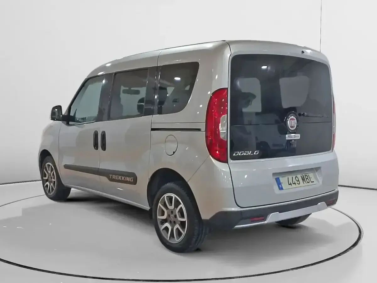 Usado Fiat Doblò Trekking 121 CV (88 kW) 2022 Gris Monovolumen