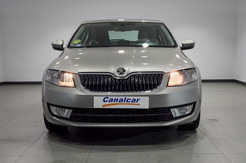 Usado Skoda Octavia Ambition 105 CV (77 kW) 2014 Marrón Utilitario