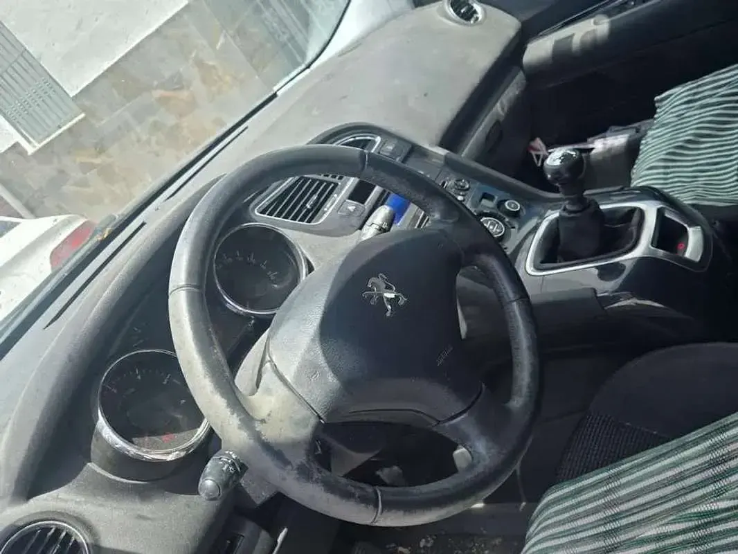 Usado Peugeot 5008 Style 114 CV (83 kW) 2014 Beige Monovolumen