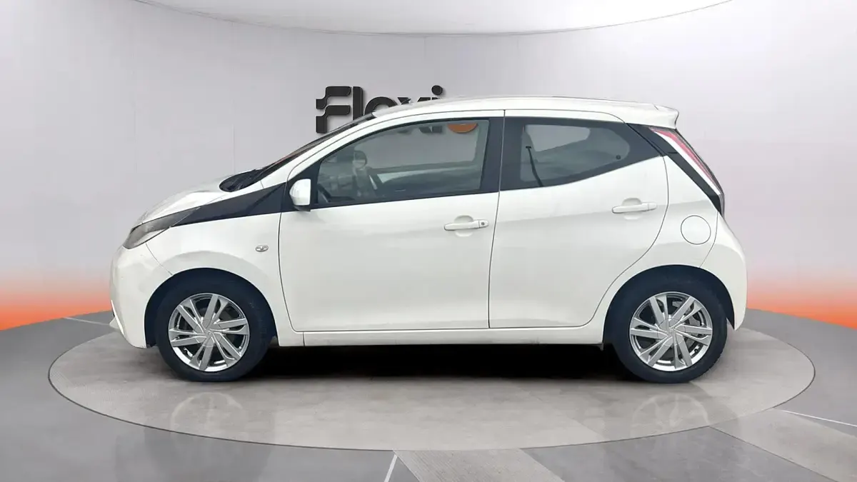 Usado Toyota Aygo X-cite 72 CV (52 kW) 2018 Blanco Utilitario