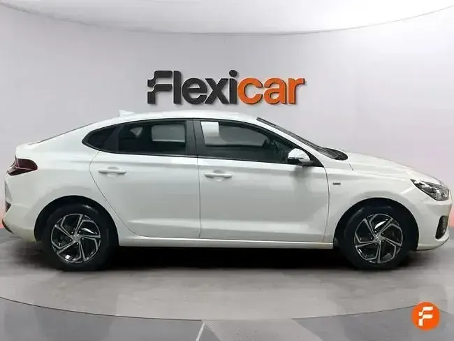 Usado Hyundai i30 136 CV (100 kW) 2021 Blanco Berlina
