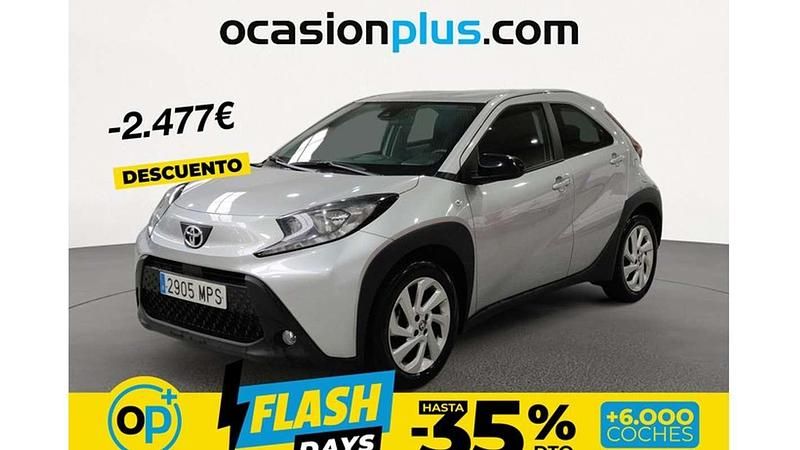 Usado Toyota Aygo Play 72 CV (52 kW) 2024 Gris Utilitario