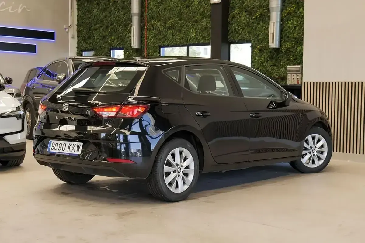 Usado Seat Leon Style 110 CV (80 kW) 2018 Negro Berlina
