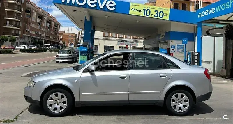 Usado Audi A4 130 CV (95 kW) 2004 Gris / plata Berlina