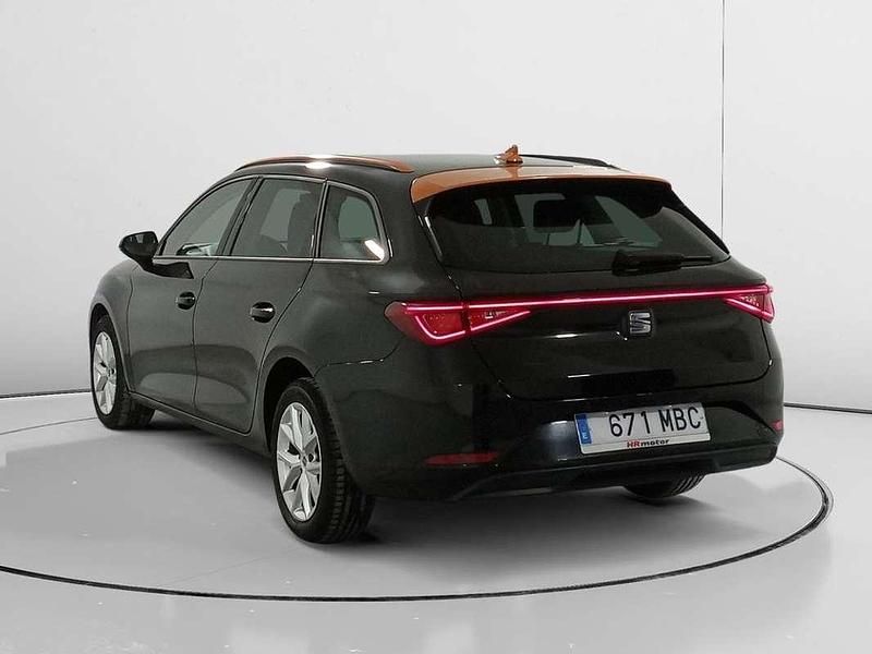 Usado Seat Leon Style 117 CV (86 kW) 2022 Negro Familiar