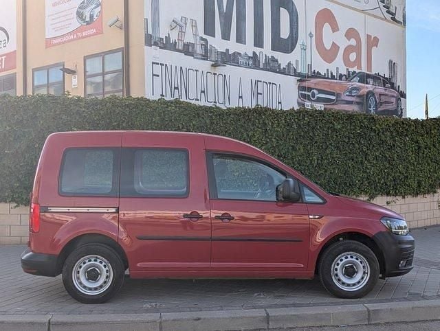Usado VW Caddy 102 CV (75 kW) 2020 Rojo Monovolumen