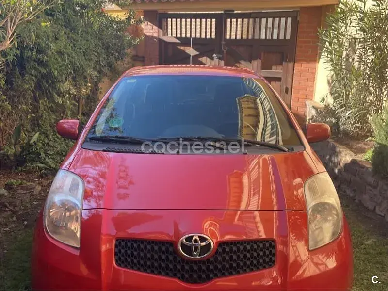 Usado Toyota Yaris 87 CV (63 kW) 2006 Granate Berlina