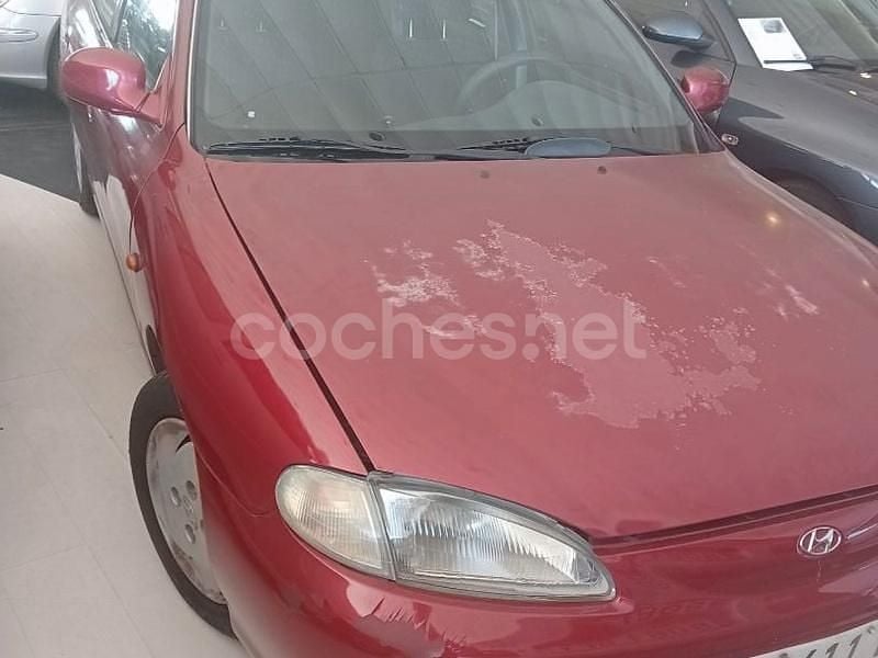 Usado Hyundai Lantra GLS 116 CV (85 kW) 1998 Granate Familiar