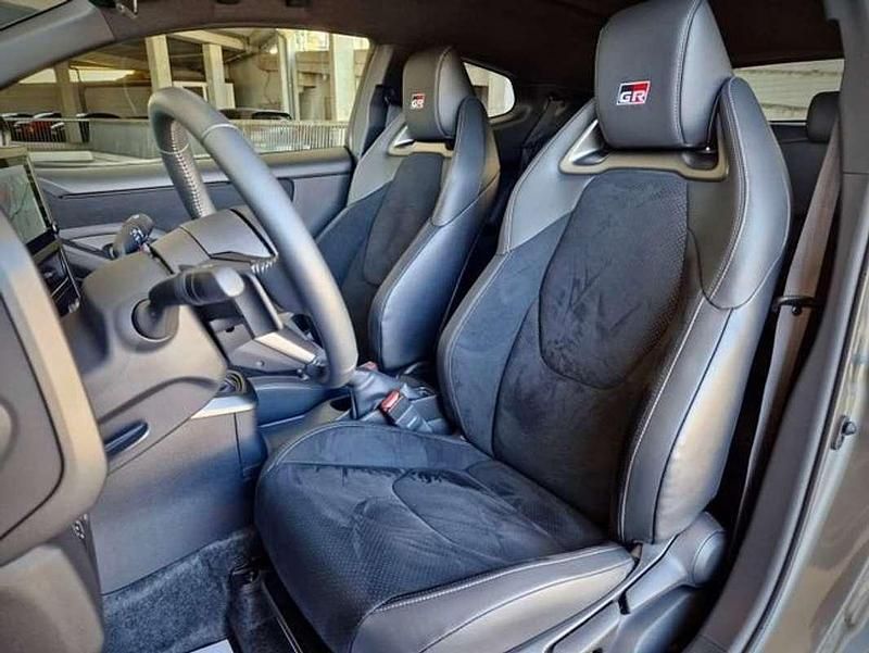 Usado Toyota Yaris 299 CV (219 kW) 2024 Gris Utilitario