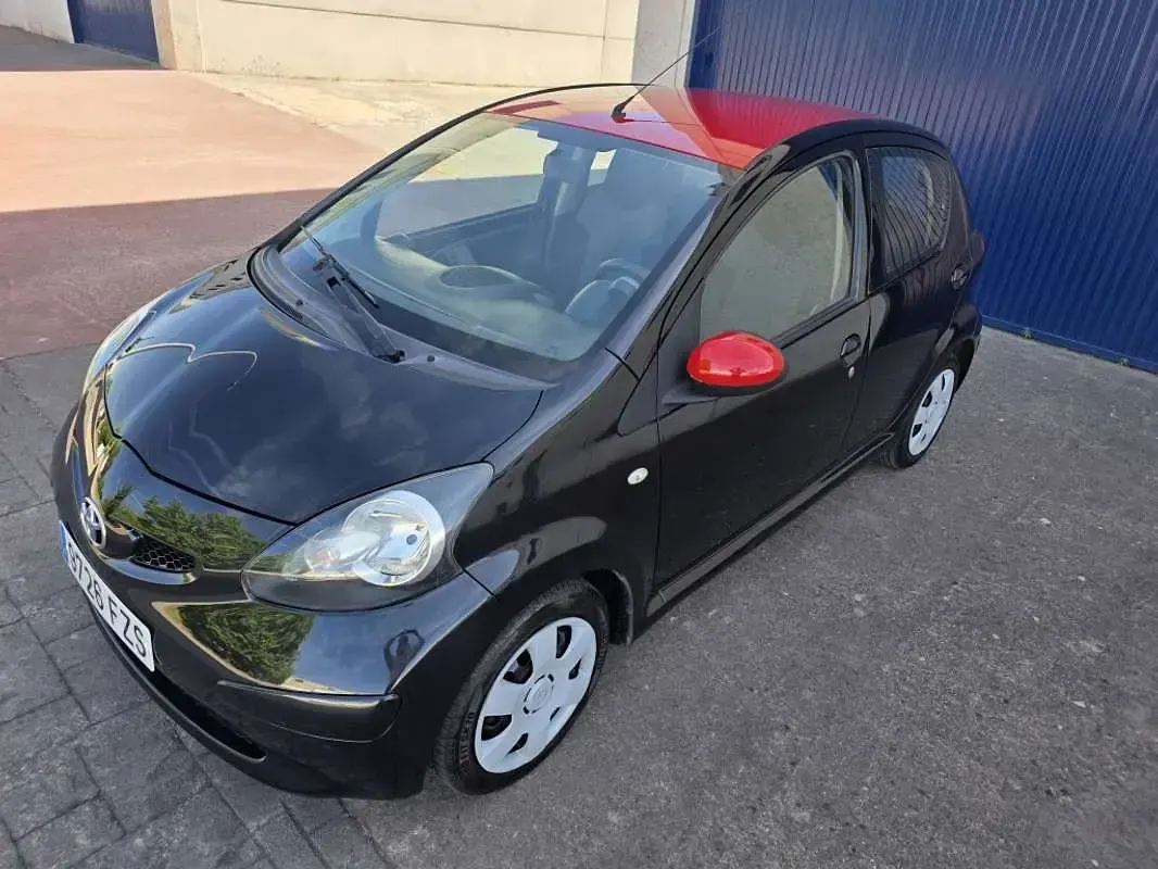 Usado Toyota Aygo 68 CV (50 kW) 2008 Negro Utilitario