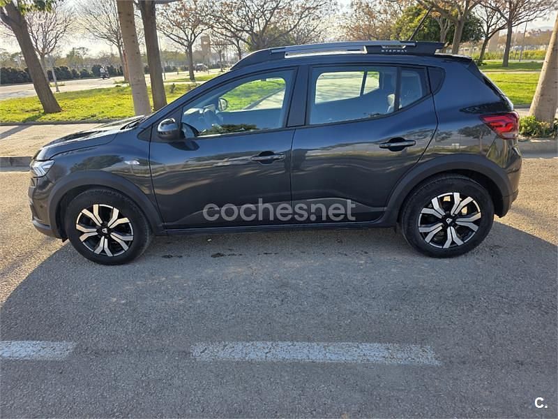 Usado Dacia Sandero Comfort 101 CV (74 kW) 2021 Gris / plata Berlina