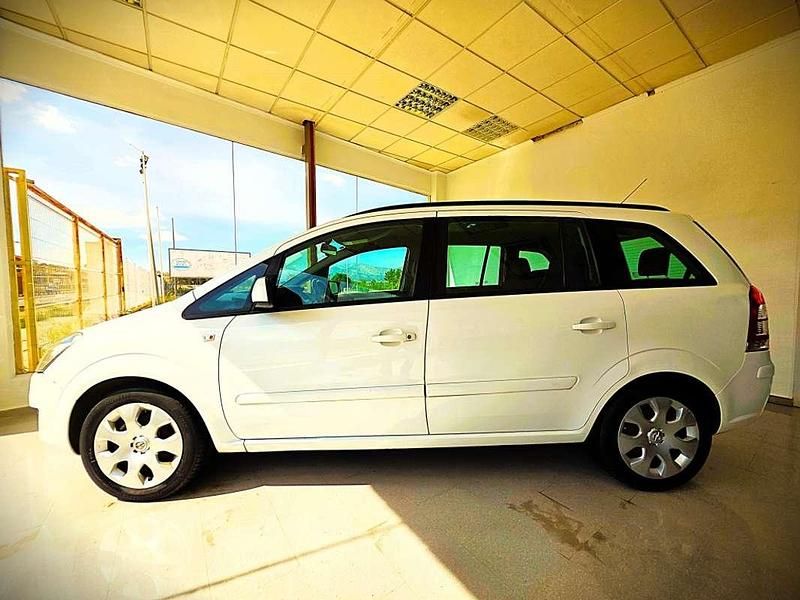Usado Opel Zafira Family 140 CV (102 kW) 2014 Blanco Monovolumen