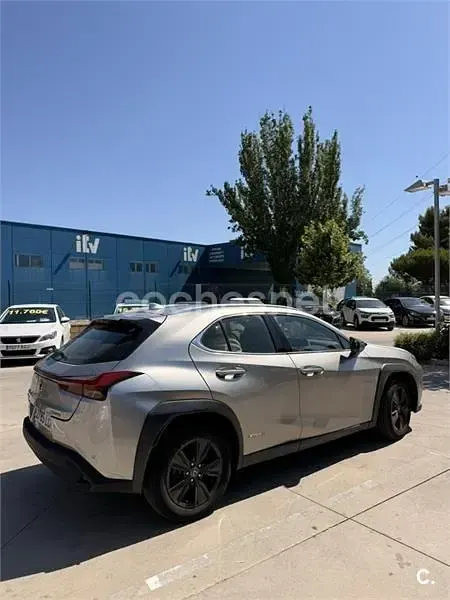 Usado Lexus UX Business Edition 184 CV (135 kW) 2019 Gris / plata SUV