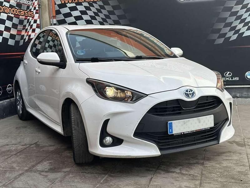Usado Toyota Yaris Hybrid Active 116 CV (85 kW) 2021 Blanco Utilitario