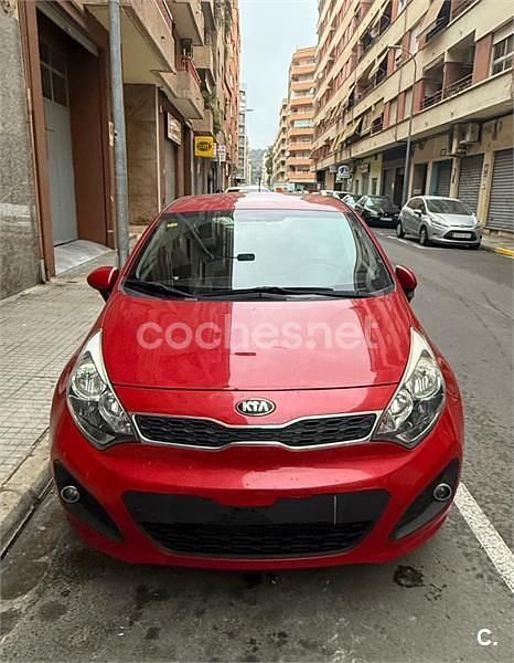Usado Kia Rio 85 CV (62 kW) 2013 Rojo Berlina