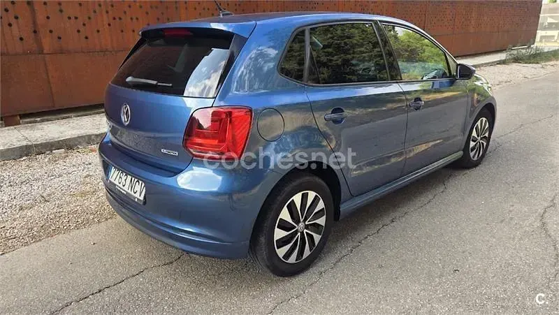 Usado VW Polo 95 CV (69 kW) 2017 Azul Berlina