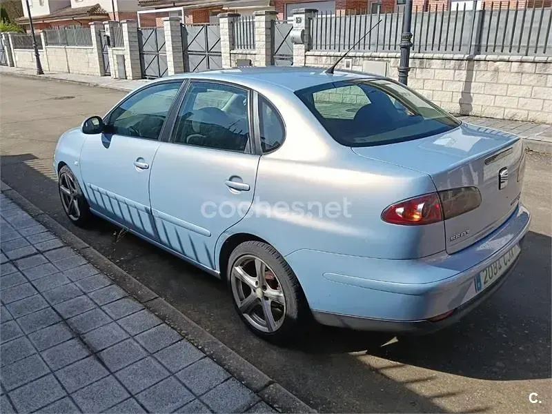 Usado Seat Cordoba Sport 130 CV (95 kW) 2003 Azul Berlina