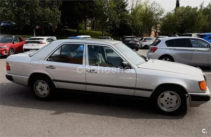 Usado Mercedes 260 166 CV (122 kW) 1989 Gris / plata Berlina