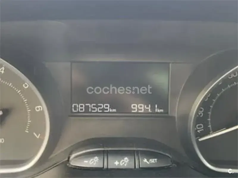 Usado Peugeot 208 Active 82 CV (60 kW) 2015 Rojo Utilitario