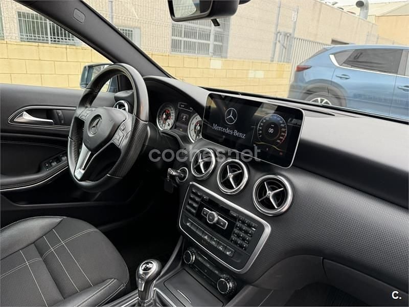 Usado Mercedes A180 Urban 122 CV (89 kW) 2014 Azul Berlina