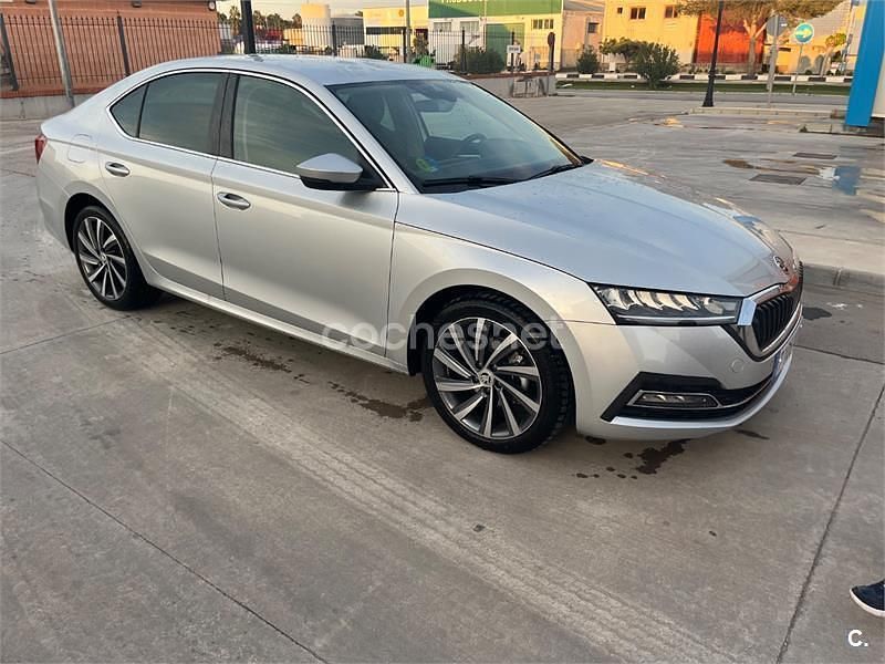 Usado Skoda Octavia Selection 150 CV (110 kW) 2025 Gris / plata Berlina
