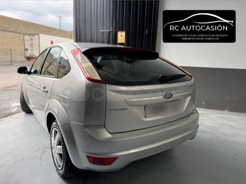 Usado Ford Focus Trend 109 CV (80 kW) 2009 Gris / plata Berlina