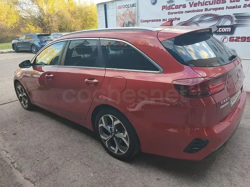 Usado Kia Ceed 136 CV (100 kW) 2022 Rojo Utilitario