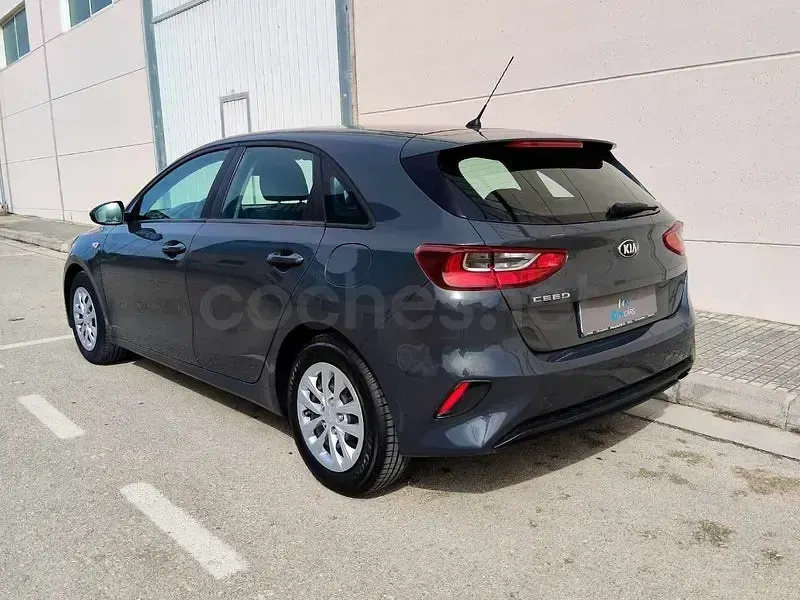 Usado Kia Ceed 120 CV (88 kW) 2019 Azul Utilitario