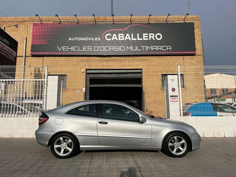 Usado Mercedes C180 Classic 143 CV (105 kW) 2004 Gris Coupe