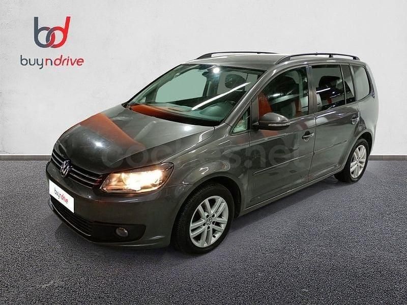 Usado VW Touran Advance 105 CV (77 kW) 2014 Gris / plata Monovolumen