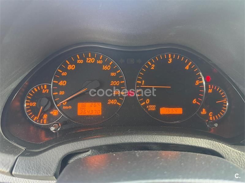 Usado Toyota Avensis Sol 150 CV (110 kW) 2006 Rojo Berlina