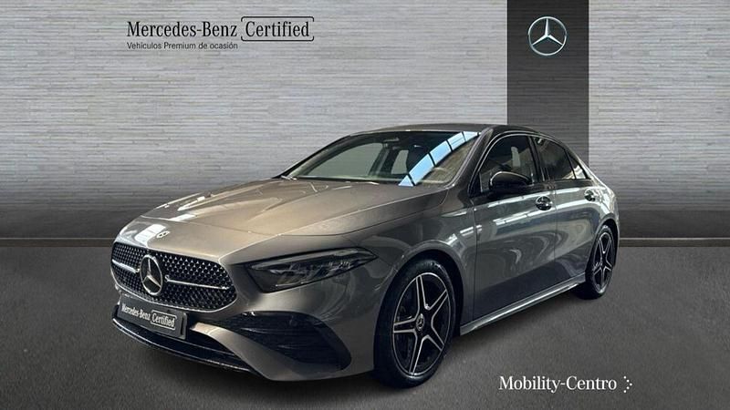 Gris montaña Usado 2025 Mercedes A180 AMG line Berlina | 35.900 € (Un poco caro) - Imagen 1/4