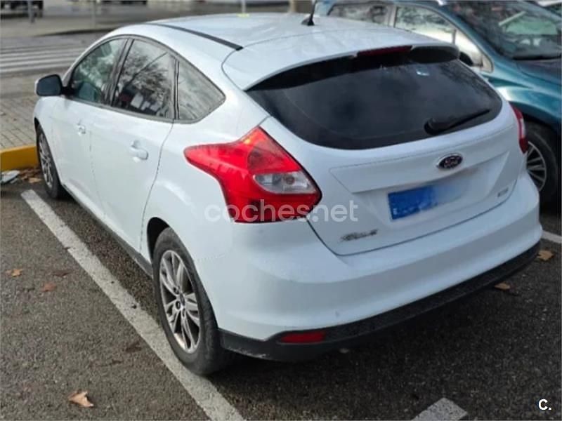 Usado Ford Focus Trend 100 CV (73 kW) 2012 Blanco Berlina