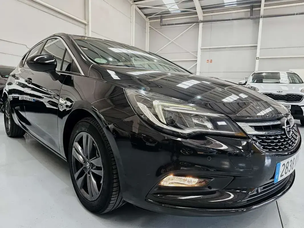 Usado Opel Astra S 110 CV (80 kW) 2019 Negro Utilitario