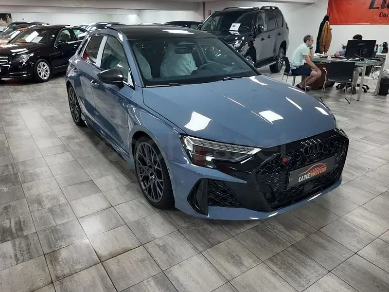 Nuevo Audi RS3 Competition 400 CV (294 kW) 2026 Azul Berlina