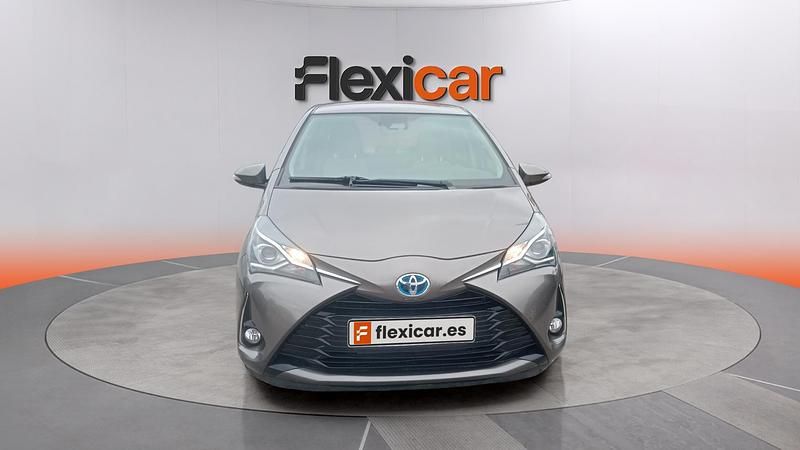 Usado Toyota Yaris Hybrid Active 100 CV (73 kW) 2019 Gris Berlina