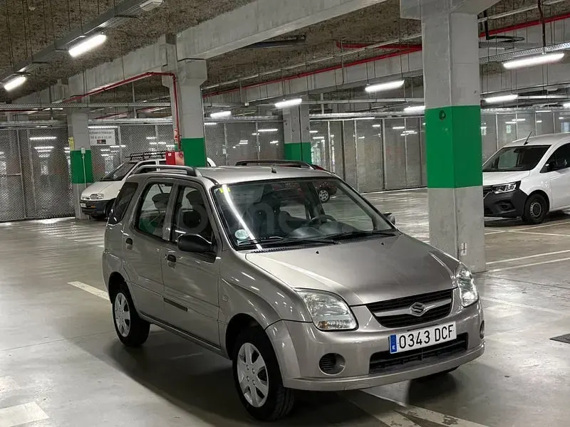 Usado Suzuki Ignis 69 CV (50 kW) 2005 Gris / plata Utilitario