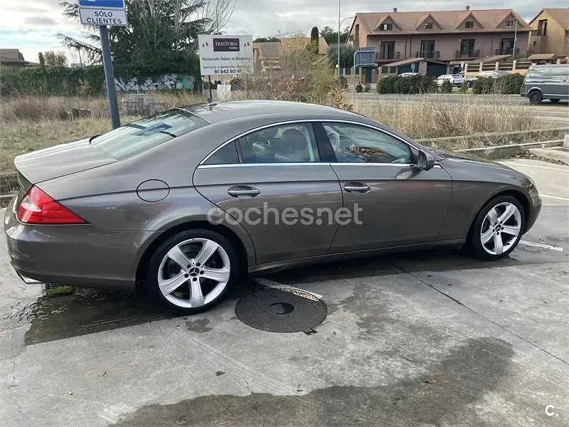 Usado Mercedes CLS500 388 CV (285 kW) 2009 Gris / plata Coupe