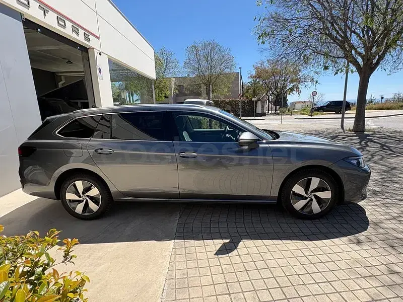 Usado VW Passat R-line 150 CV (110 kW) 2024 Gris / plata Familiar