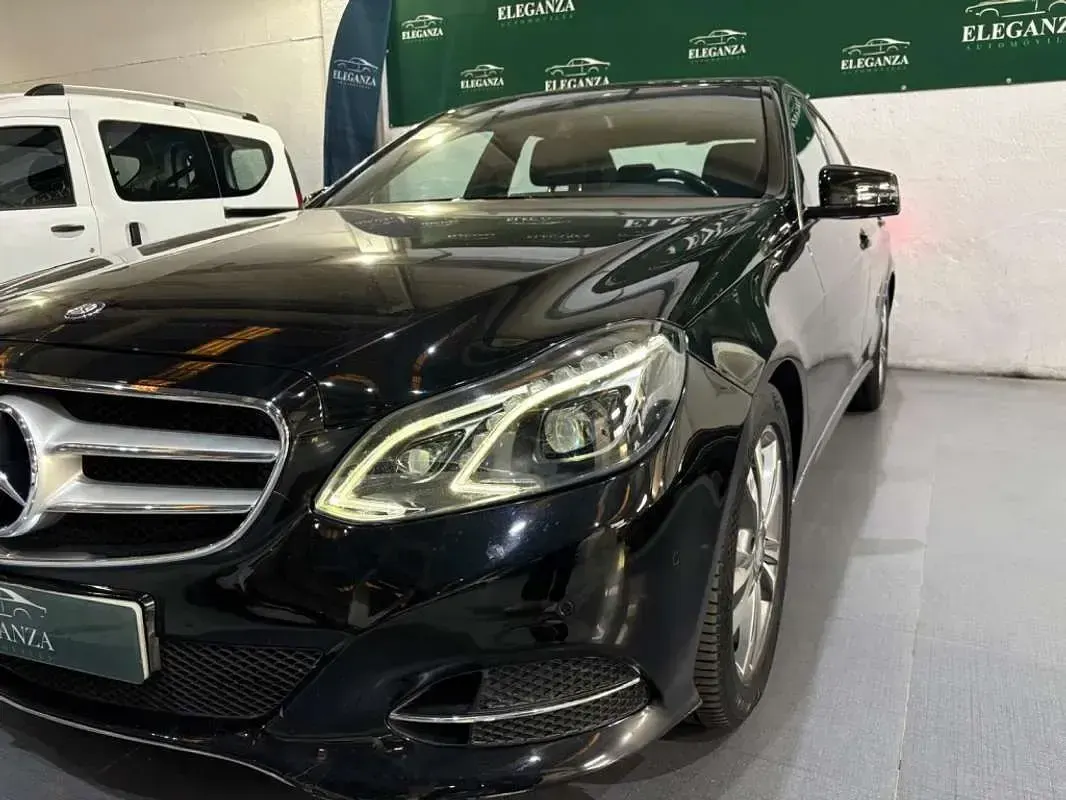 Usado Mercedes E220 Elegance 170 CV (125 kW) 2014 Negro Berlina