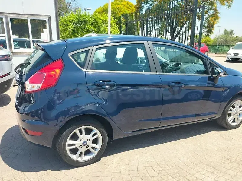 Usado Ford Fiesta Trend 82 CV (60 kW) 2017 Azul Utilitario
