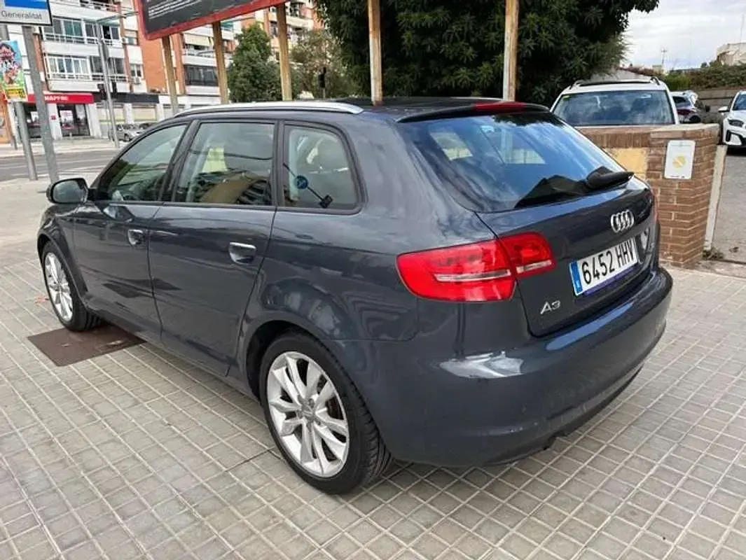 Usado Audi A3 Ambition 140 CV (102 kW) 2012 Gris Utilitario