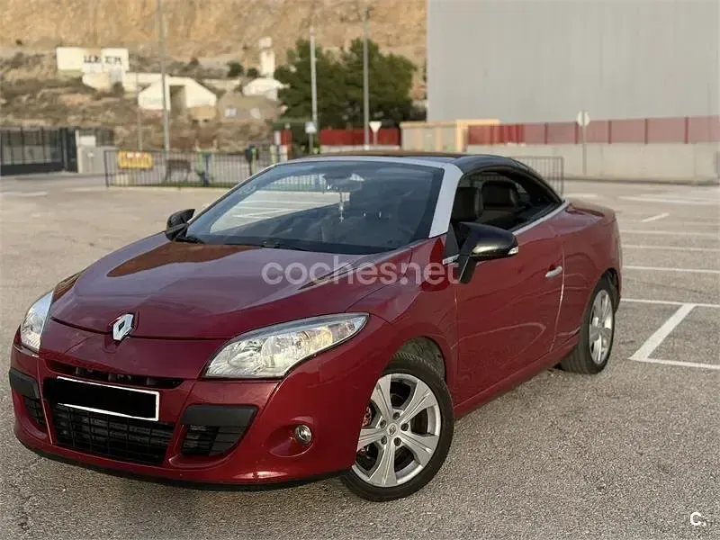 Usado Renault Mégane Cabriolet Dynamique 130 CV (95 kW) 2011 Rojo Descapotable